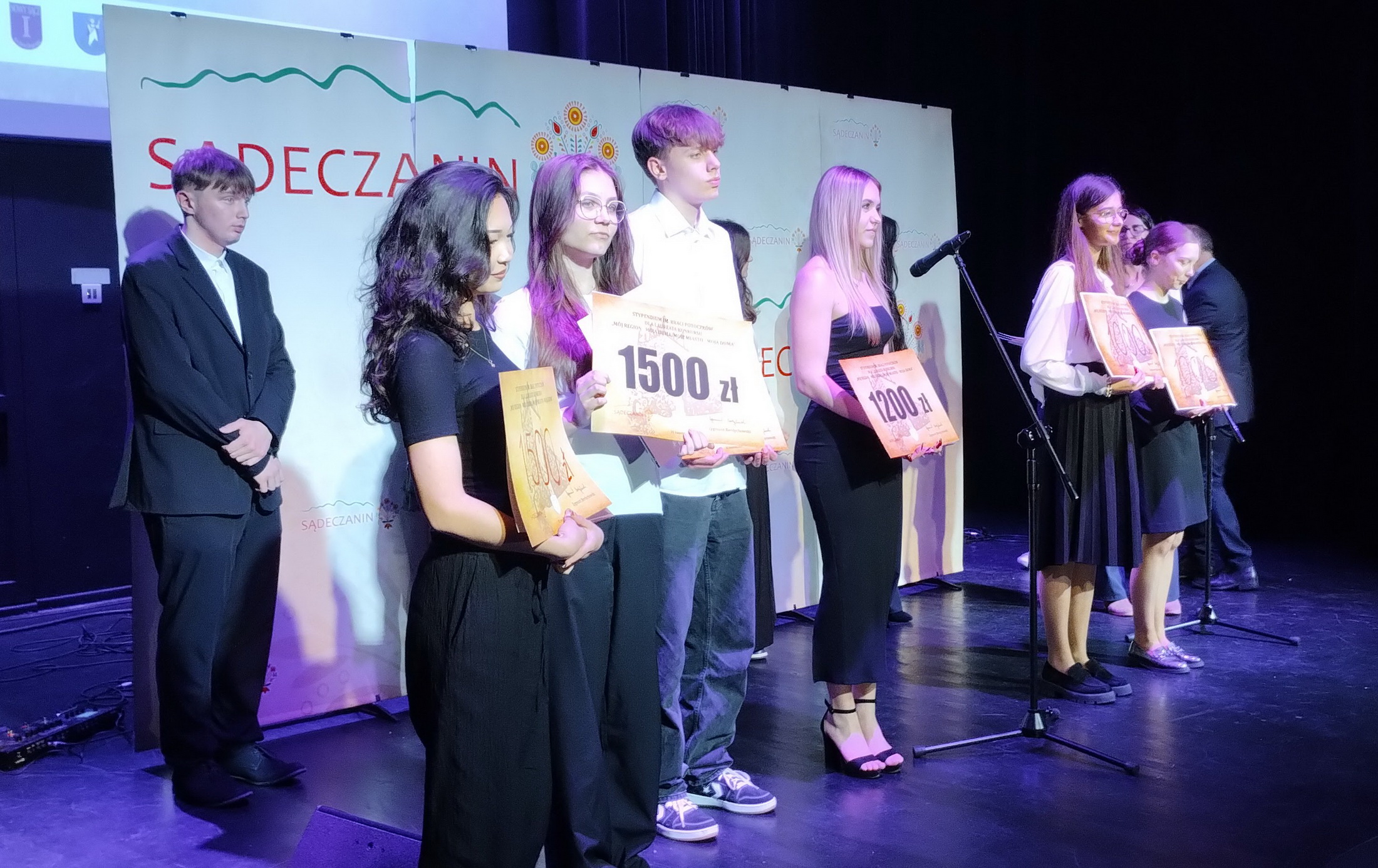 Zdjęcie Mój Region – Moja Duma 04-2025 (3)5e67bf9b-6c37-4a44-bdc0-9e5d116cb2a4.jpg w galerii Wielki sukces naszych uczennic!
